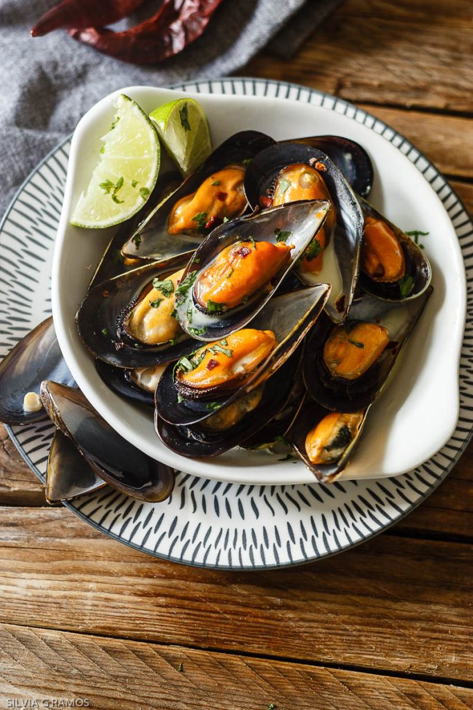 Salsa thai cremosa con leche de coco y jengibre para mejillones