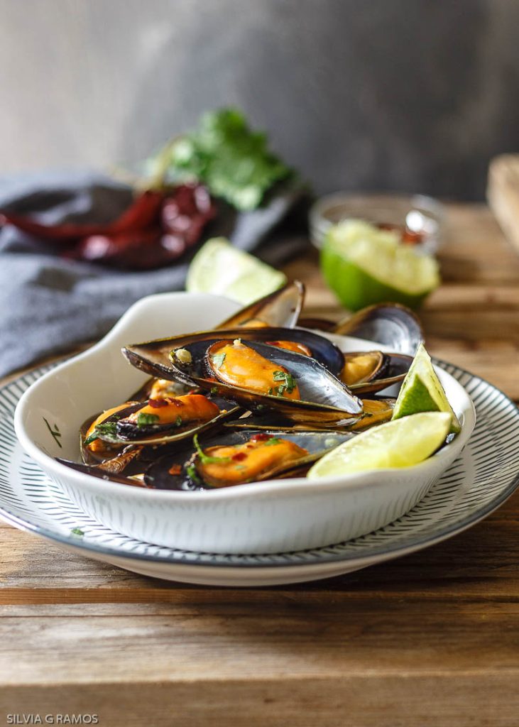Mejillones en salsa thai con leche de coco, lima y cilantro fresco