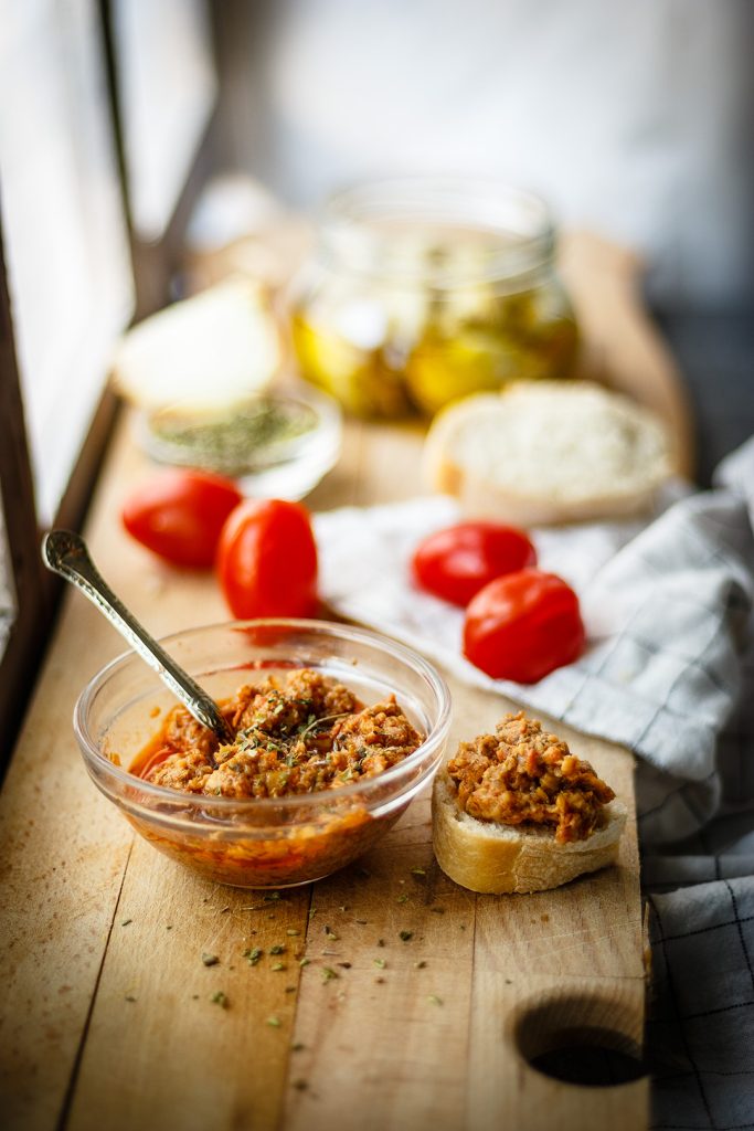 Crema untable de alcachofas y tomates secos decorada con un hilo de aceite de oliva virgen extra