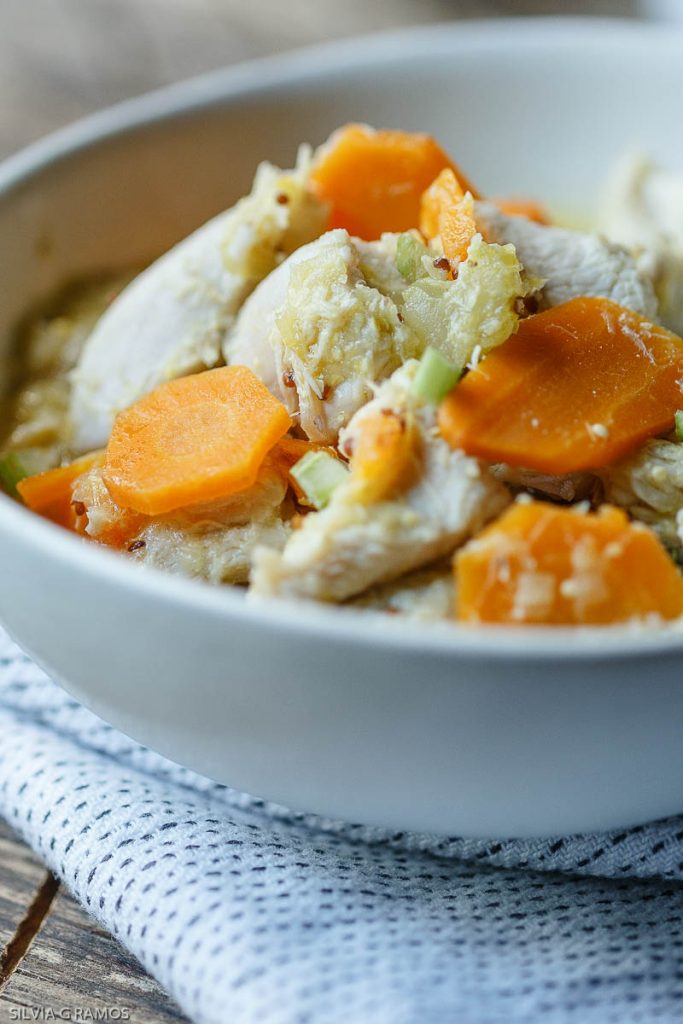 Detalle de la salsa de pollo al cava con mostaza