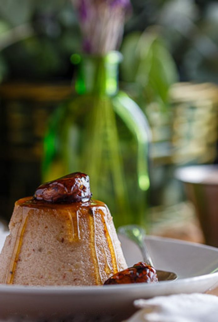 Flan de castañas casero bañado en caramelo con un marron glace en la cima